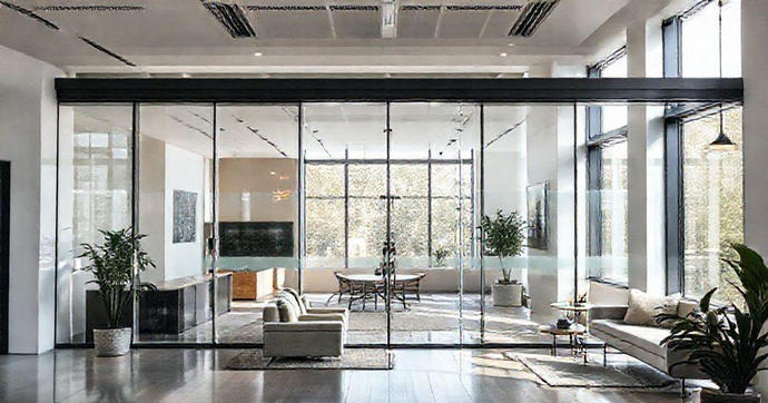 Vantagens das divis&oacute;rias de vidro para ambientes modernos